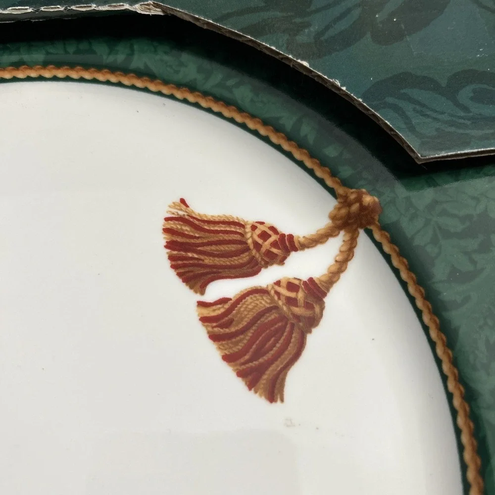 NIB Sakura Hallmark HOLIDAY ABUNDANCE Dinner Plates 10.5